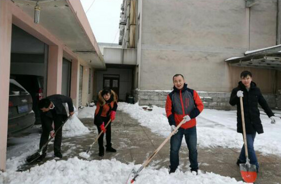 华能集团积极组织志愿者开展扫雪活动